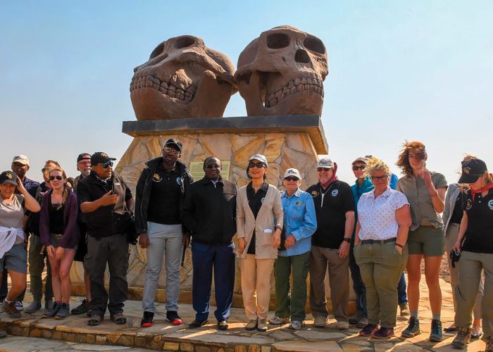 Sculpture-photo-with-Olduvai-research-team-2